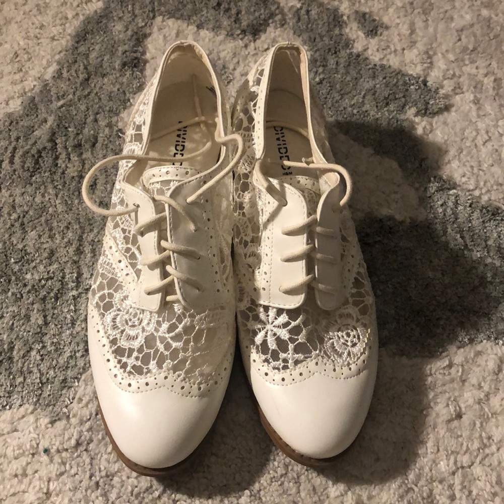 WHITE VINTAGE SHOES!